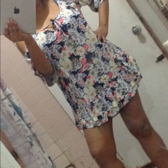 Tier layered cold shoulder Floral Dress - Picture 4 of 6